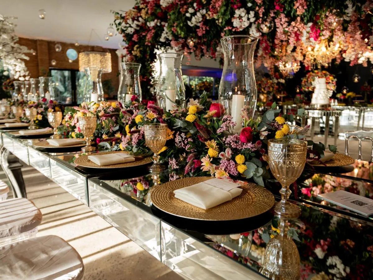 Mesa do buffet do Espaço Garden posta com flores