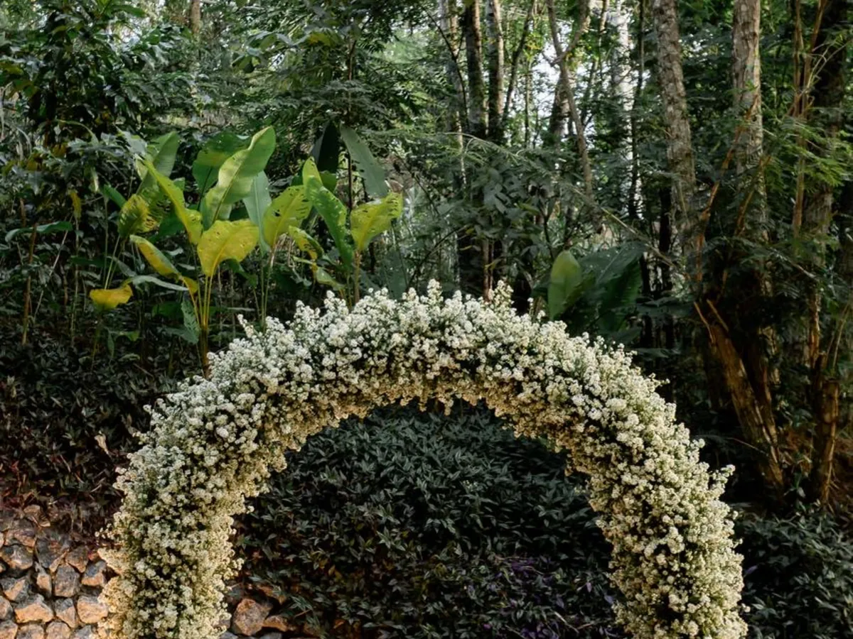 Portal de flores do altar ao ar livre