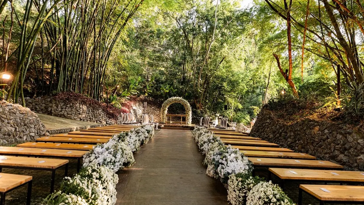 Cerimônia montada no jardim do Espaço Garden, debaixo dos bambus