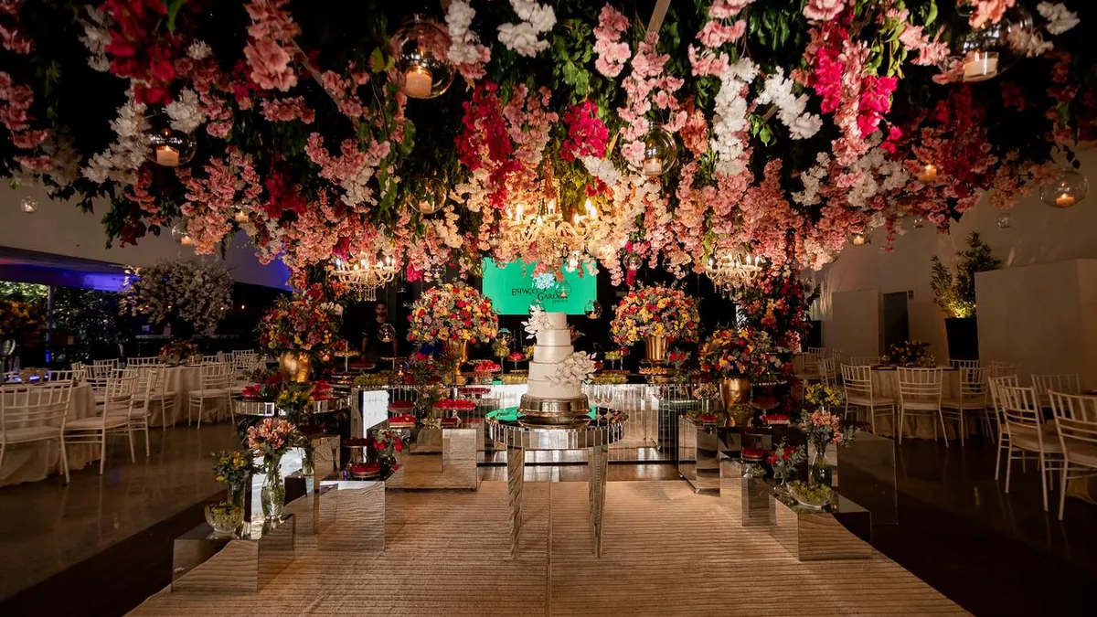 Salão montado para debutante com teto de flores